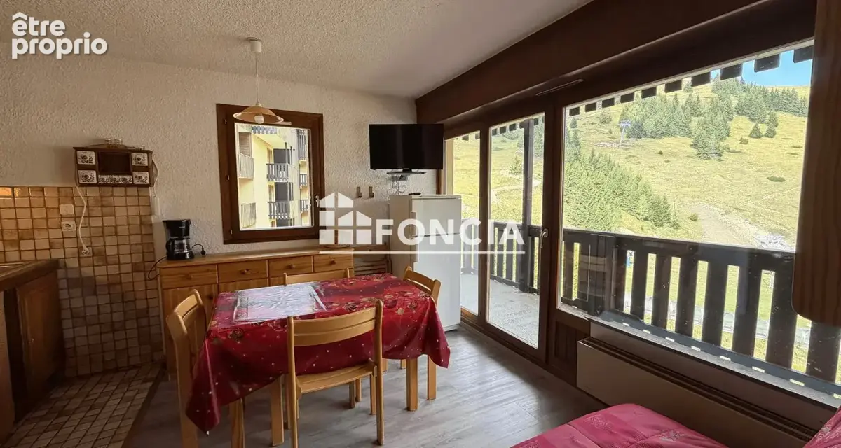 Au pied des pistes, Les Martagons, T2 de 27,68 m2 vendu meublé, composé de : Entrée avec coin montagne, salle de bains, wc, séjo - photo 2