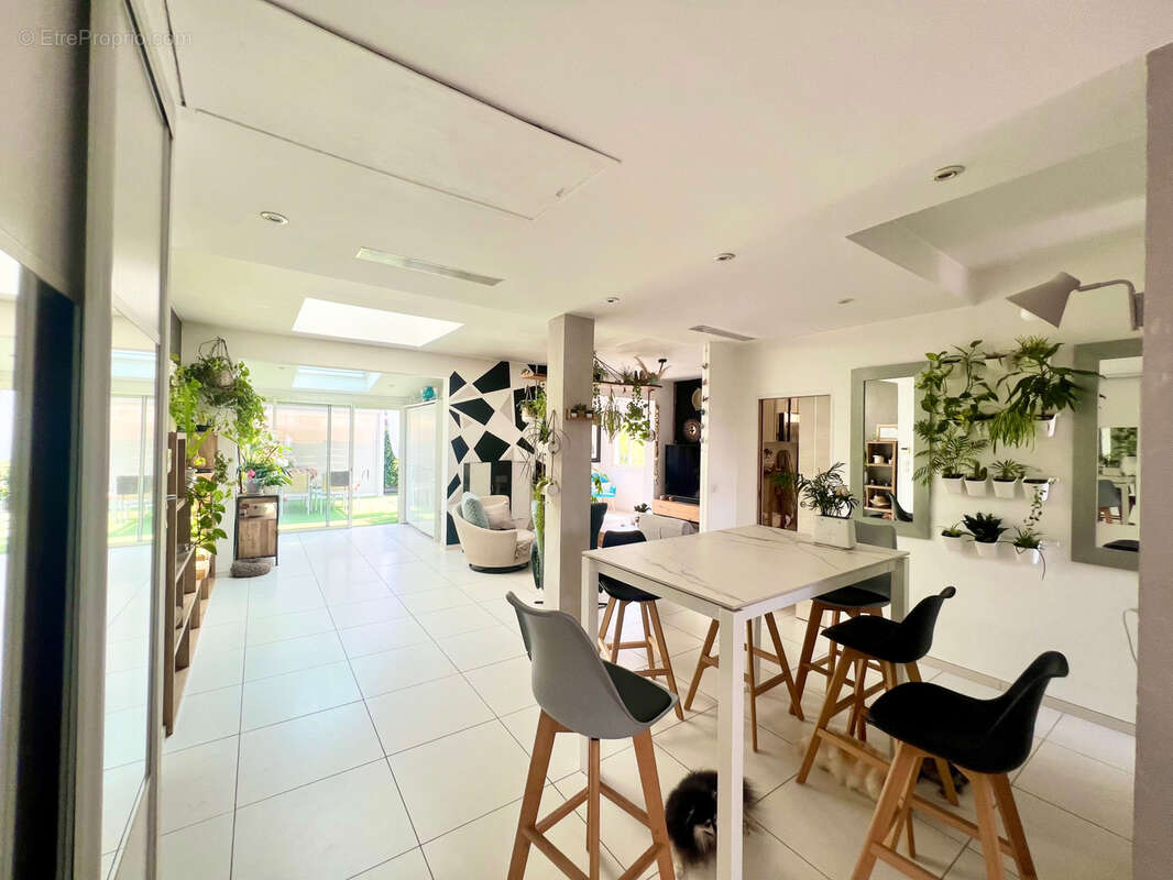 Rare ! villa  t5  de 258 m2  jardin 200 m2 piscine 3 parkings rare 2700€/m2 - photo 5