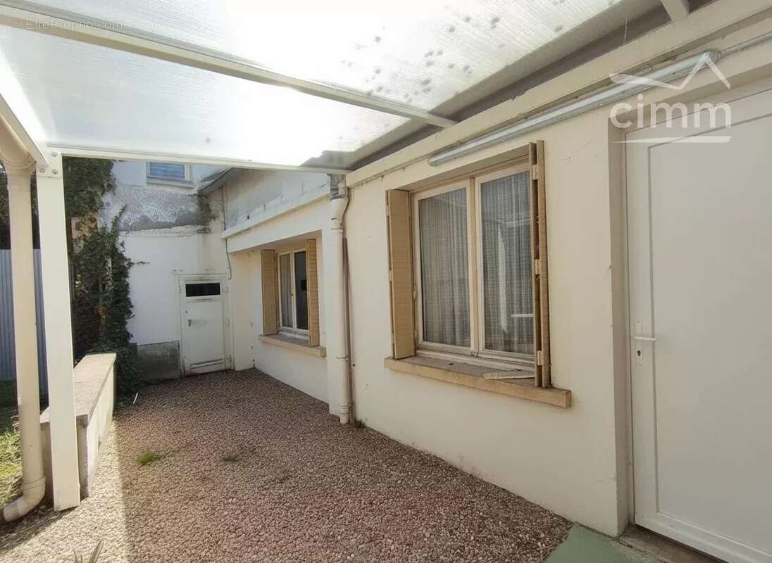 Maison à PEZOU