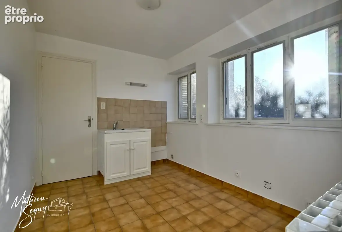 CHARBONNIERES LES BAINS (69) Appartement T2 de 45m² avec jardin de 84m² - Façade refaite 2025 et huisseries changées 2025 - photo 10
