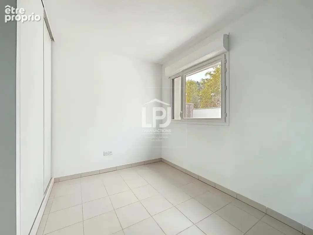 Dernier étage, appartement T4 traversant de 76 m², double exposition, deux balcons, double garage boxé et deux places de station - photo 13