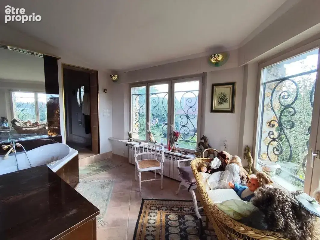 Central et calme sur 1400m² de terrain ! Propriété meulière de caractère de 250m² comprenant séjour triple et 5 chambres, sur un - photo 19