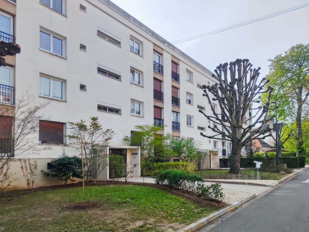 Parking à OLIVET