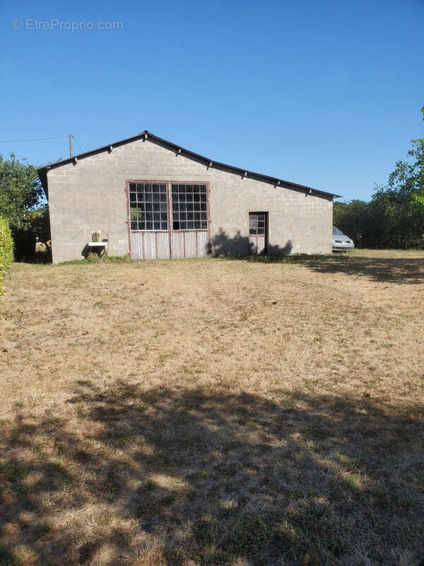 Parking à CHARRIN