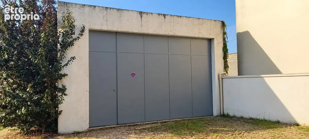 Grand garage de 53 m² prochee centre ville de Louviers - Parking à LOUVIERS