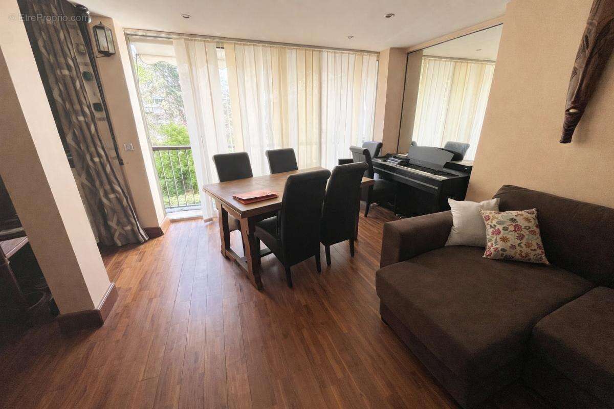 Appartement à FONTENAY-LE-FLEURY