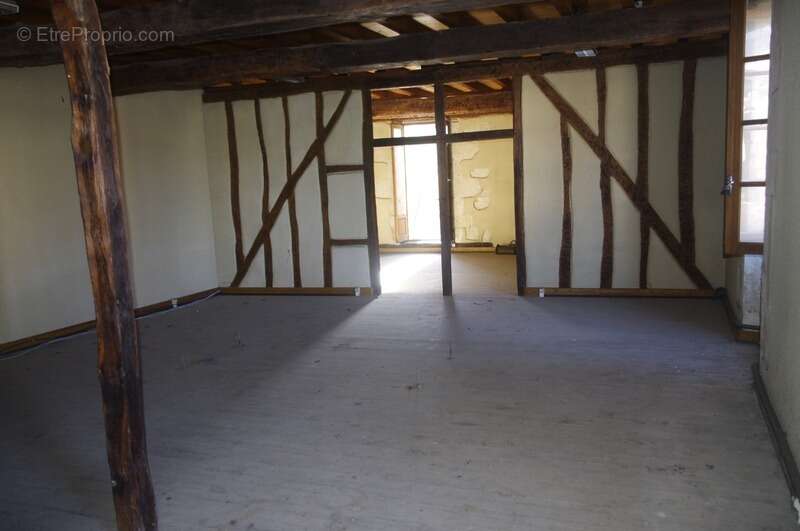 Commerce à VIC-FEZENSAC