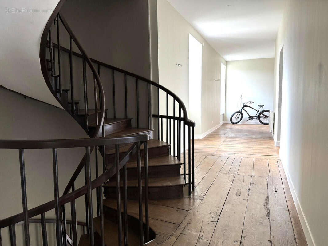 ESCALIER - Maison à USSON-DU-POITOU