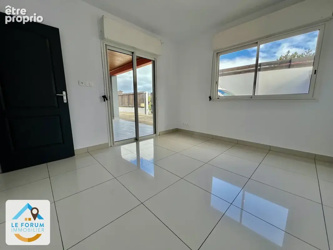 Saint pierre 97410 - villa moderne - piscine - beaux volumes - construction récente - proche commodités - photo 4