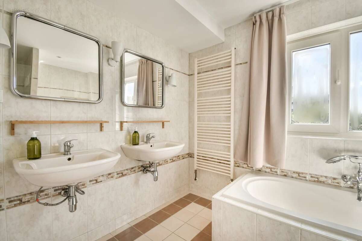 Appartement à NEUILLY-SUR-SEINE