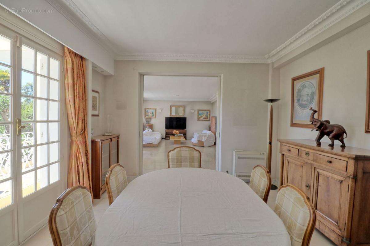 Superbe Maison de Maître avec Piscine et un Sublime Jardin Luxuriant !!! - photo 14