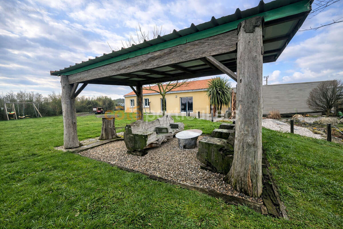 Maison à LA BOISSIERE-DE-MONTAIGU