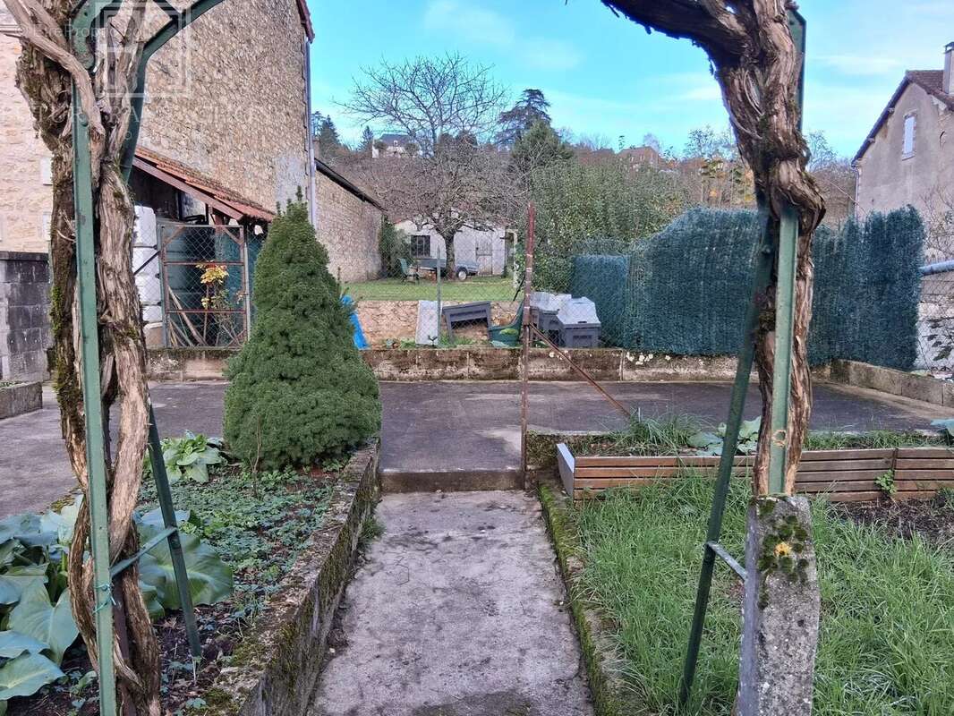 Maison à JAVERLHAC-ET-LA-CHAPELLE-SAINT-ROBERT