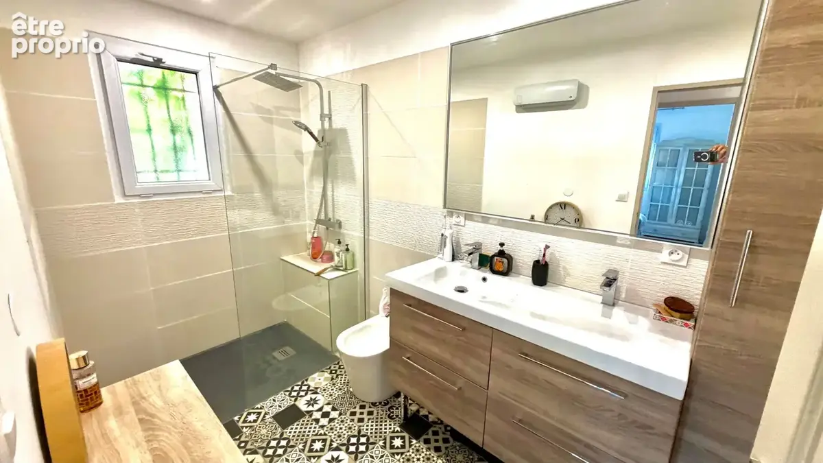 Villa de plain pied sur 442 m² de terrain, clos, arboré et paysagé. - photo 10