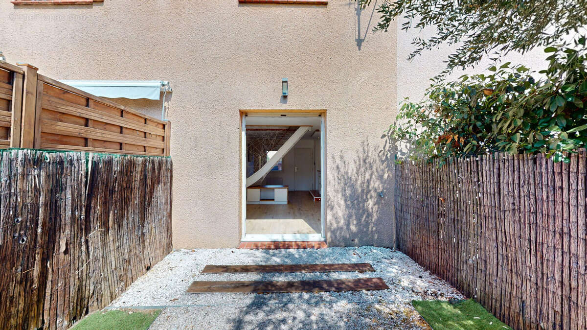 Maison T2 bis rénovée avec goût, jardinet, garage et buanderie - photo 4