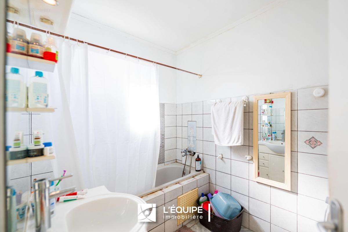 Maison 124 m² à Saint-Benoit  - photo 6