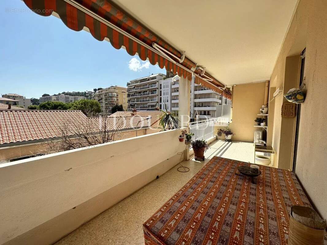 Spacieux deux pièces en excellent état avec splendide terrasse, cave et grand parking en sous-sol - photo 2