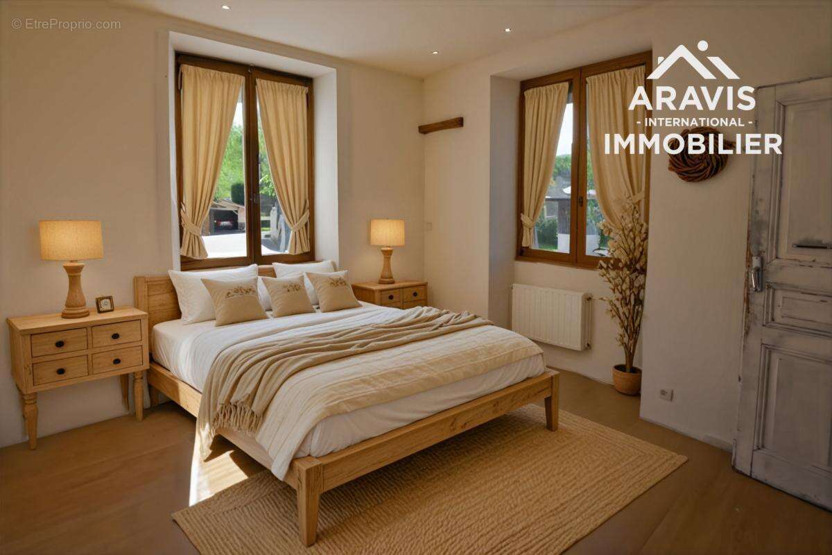 Maison à LA RIVIERE-ENVERSE