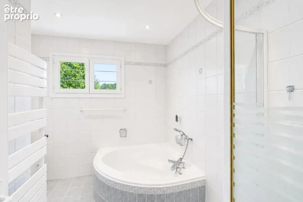 Maison familiale avec jardin, garage, piscine et atelier - photo 15