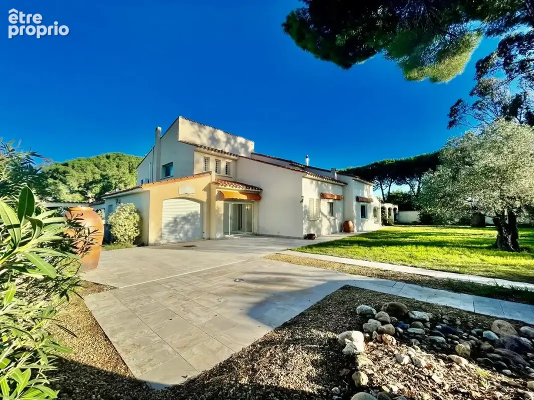 Villa d'architecte F7 360m² utiles sur une parcelle de 4306m². - photo 2