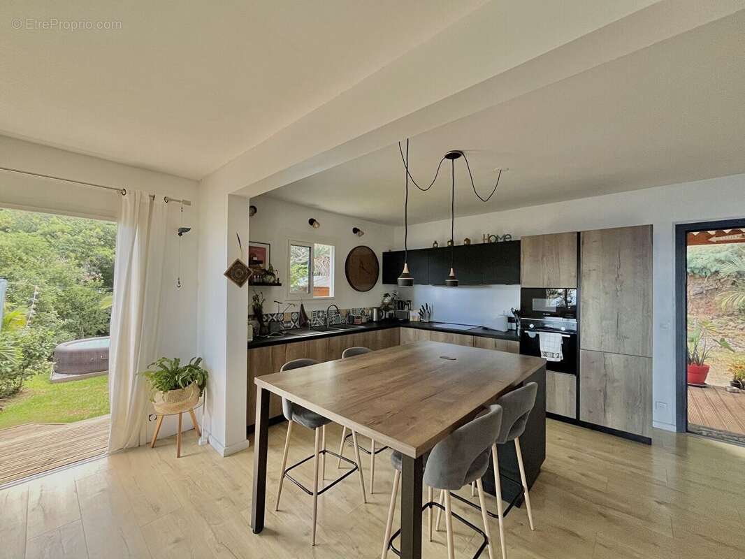 Magnifique case créole avec vue mer - Terrain 2 400 m² - Piton Saint-Leu - photo 4