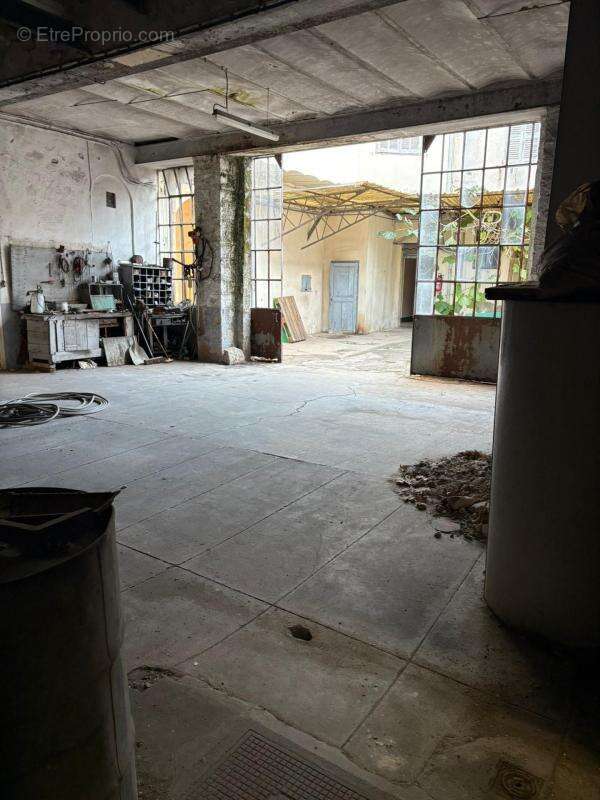 Commerce à VALLAURIS