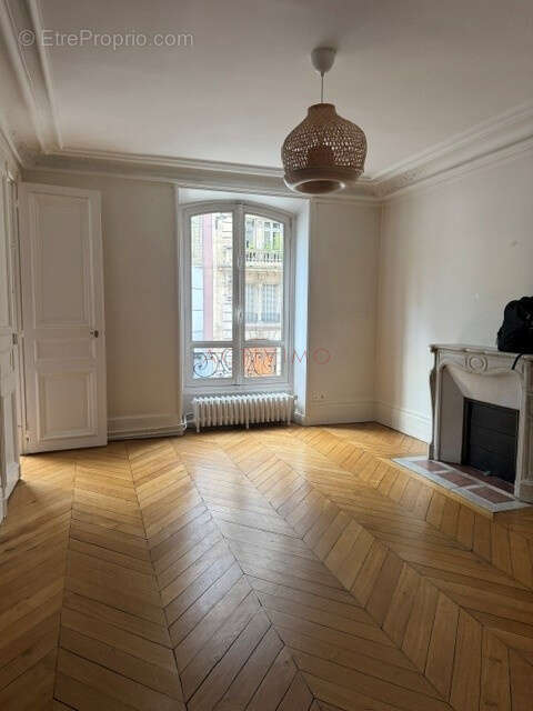 Commerce à PARIS-6E