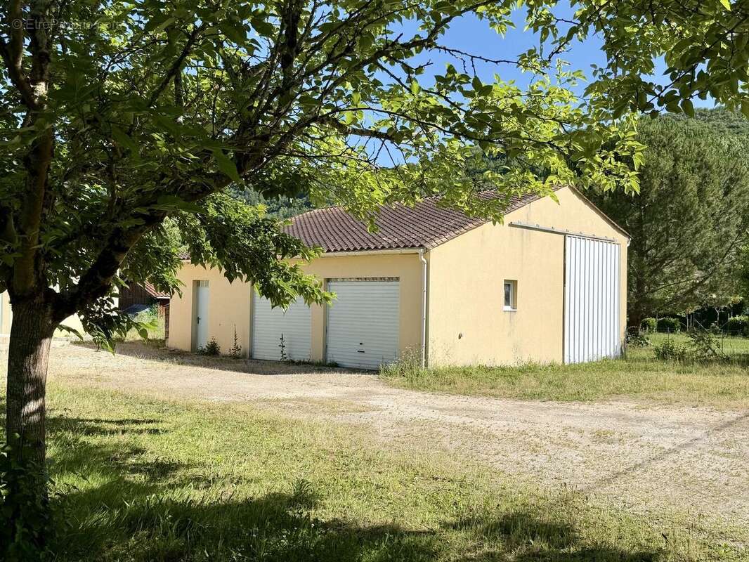 Maison de plain-pied avec 4 chambres, garages et dépendance camping-car - photo 2