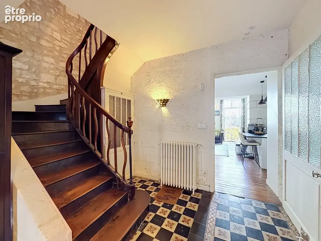ANGOULEME belle maison de ville rénovée avec beaucoup de caractère offrant terrasses jardin et petit garage. - photo 4