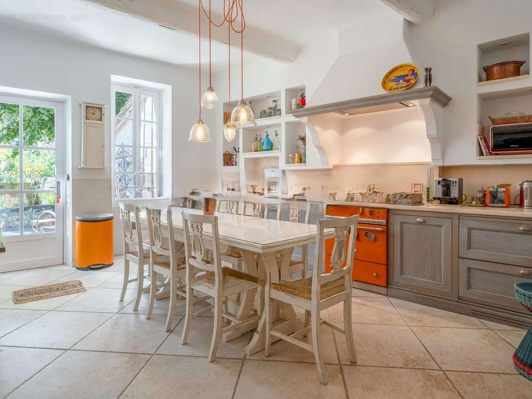 ALLEINS, maison de caractère de 350 m2, piscine, garage - photo 8