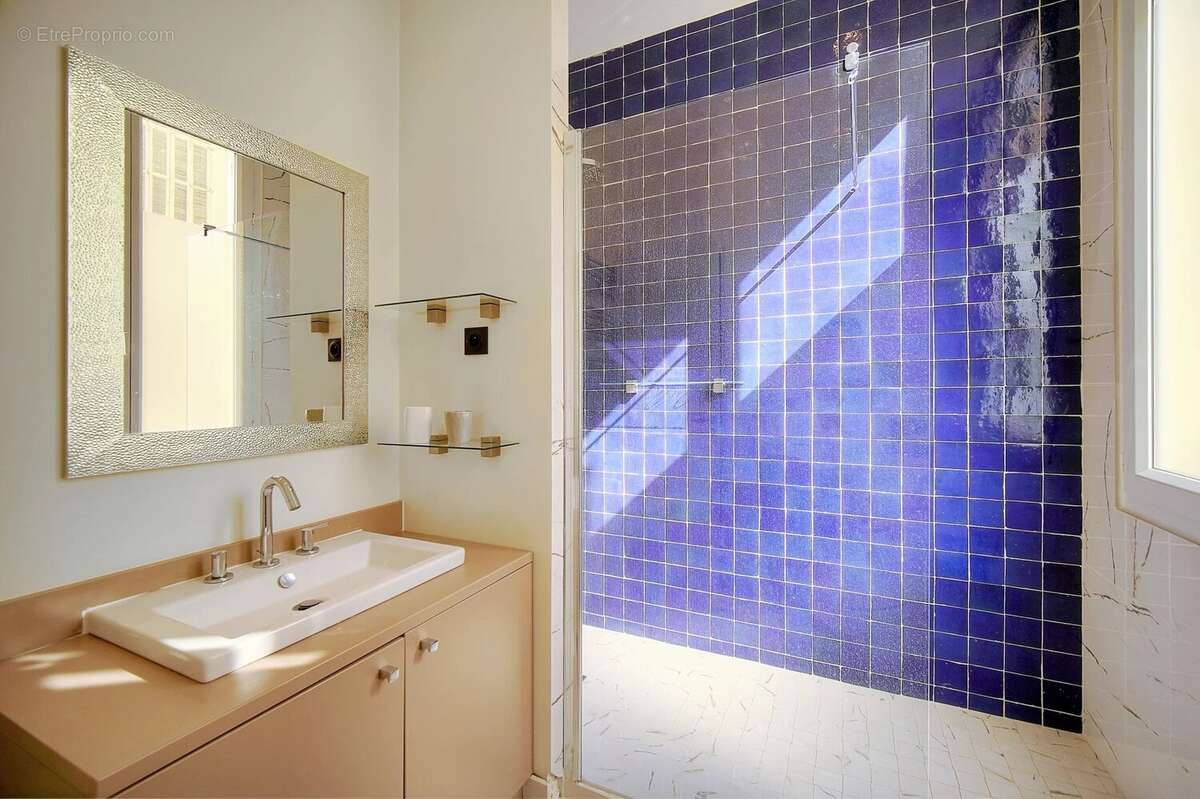 4 pièces rénové – Immeuble Bourgeois Cannes Centre – Prestations luxueuses - photo 19