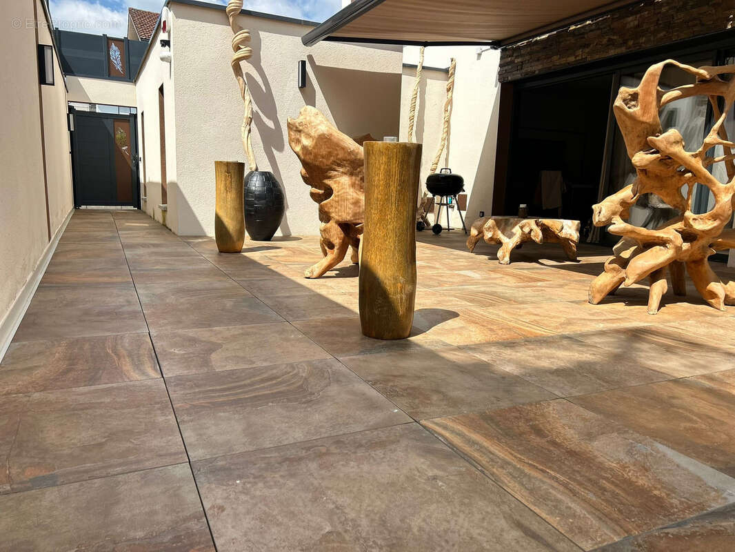 Appartement à SAINT-PRIEST-EN-JAREZ