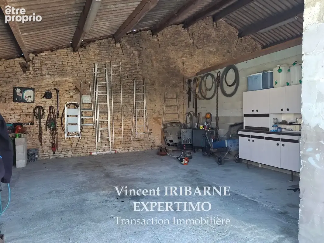 Saintongeaise avec Piscine, Ecurie, Dépendances et Prés - photo 9