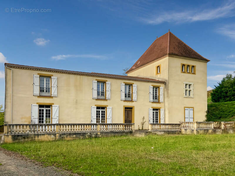 Dpt Gers (32), à vendre Proche de RISCLE château T6 de 327 m² habitables + 580 m² de dépendances attenantes sur 8157 m² de terra - photo 16