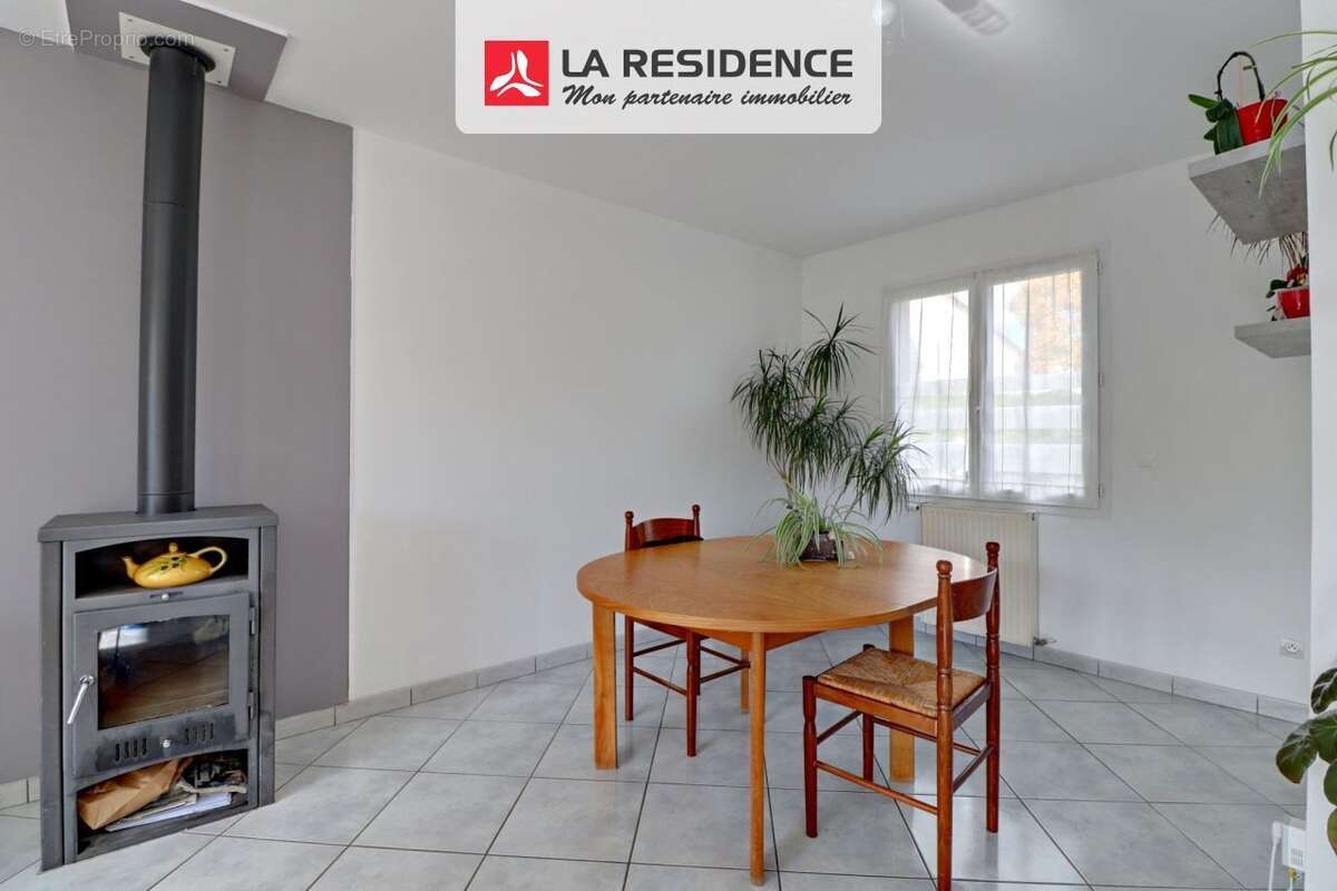 Maison à MAURECOURT