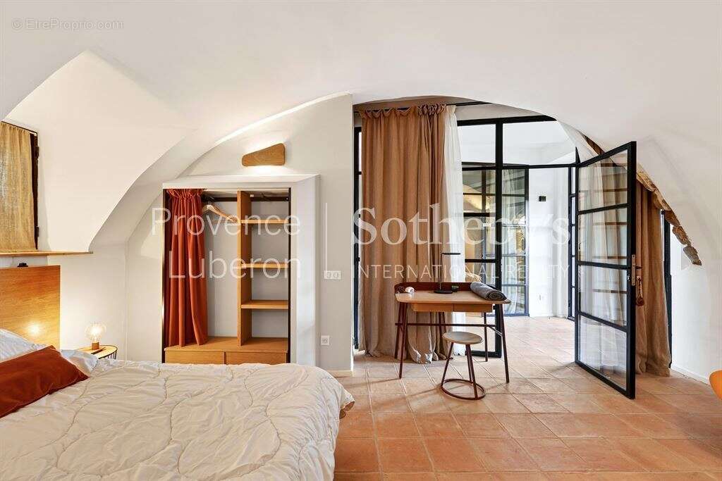 Maison à OPPEDETTE