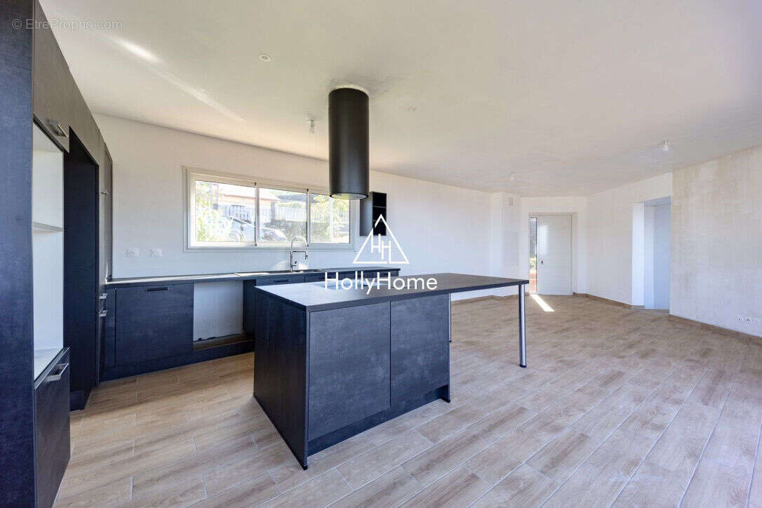 Maison 110 m² à Les Avirons  - photo 7