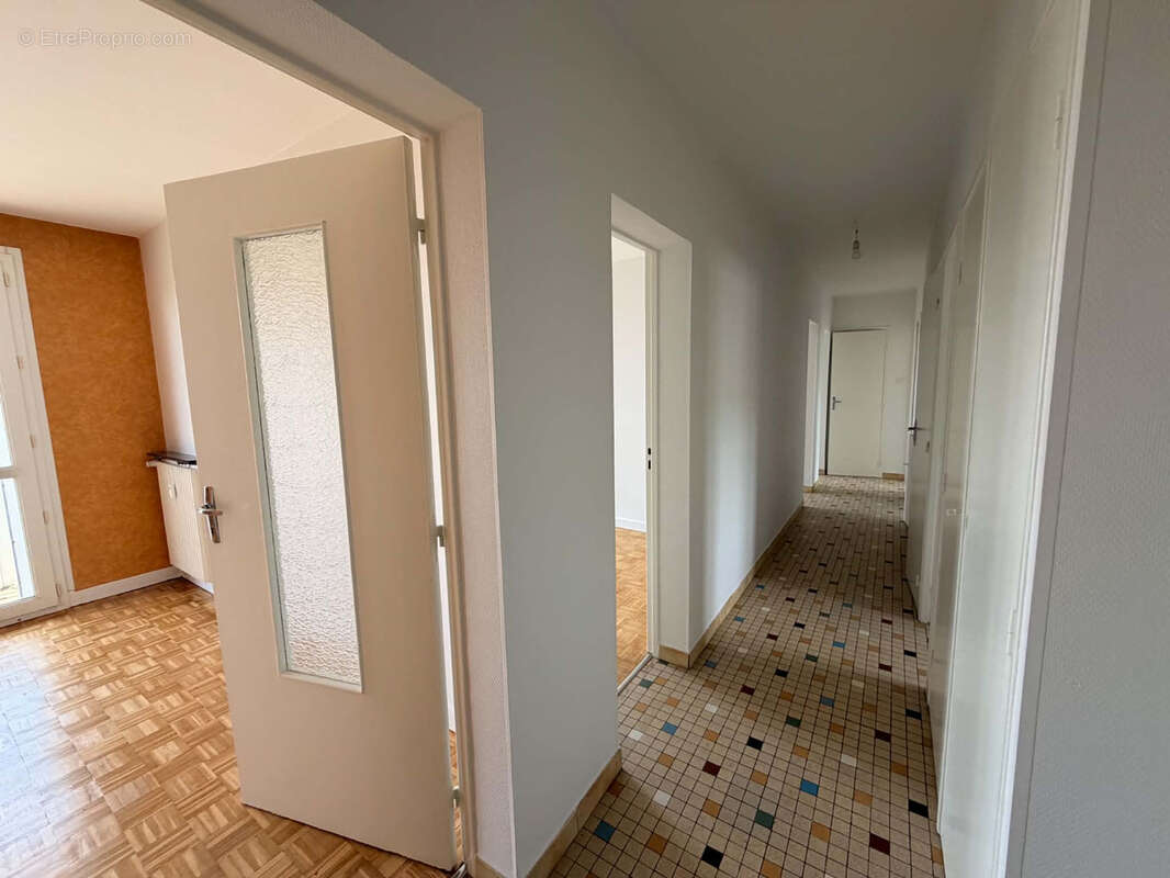 SAINT-AGNE - T5 de 80,97m2 avec balcon et cave. - photo 5