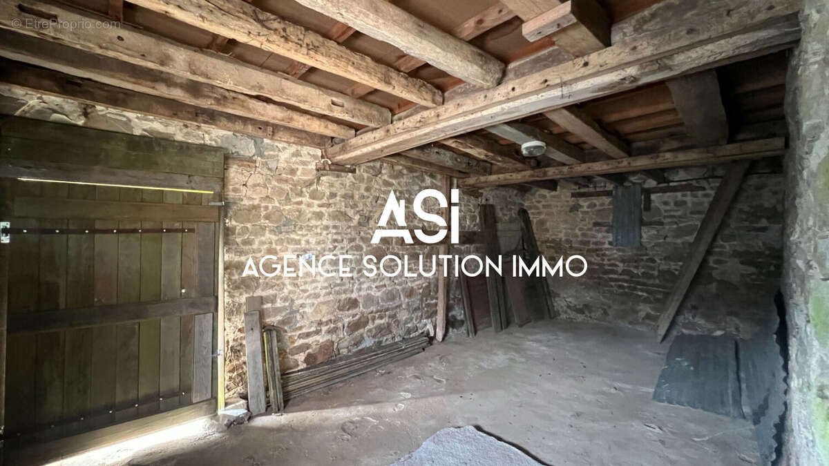 Maison à CRENNES-SUR-FRAUBEE