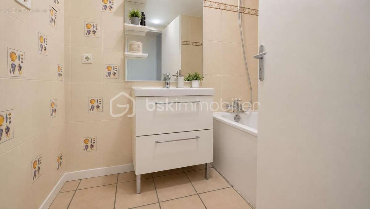 Appartement F3 - 67 m2 - 2 chambres - cave et parking - photo 5