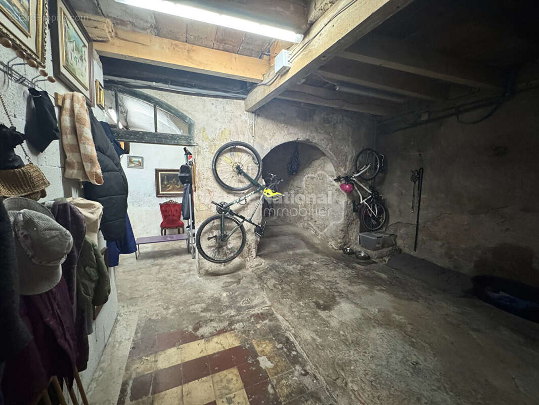 Maison de ville   découpée en 2 logements avec garage et cave - photo 12