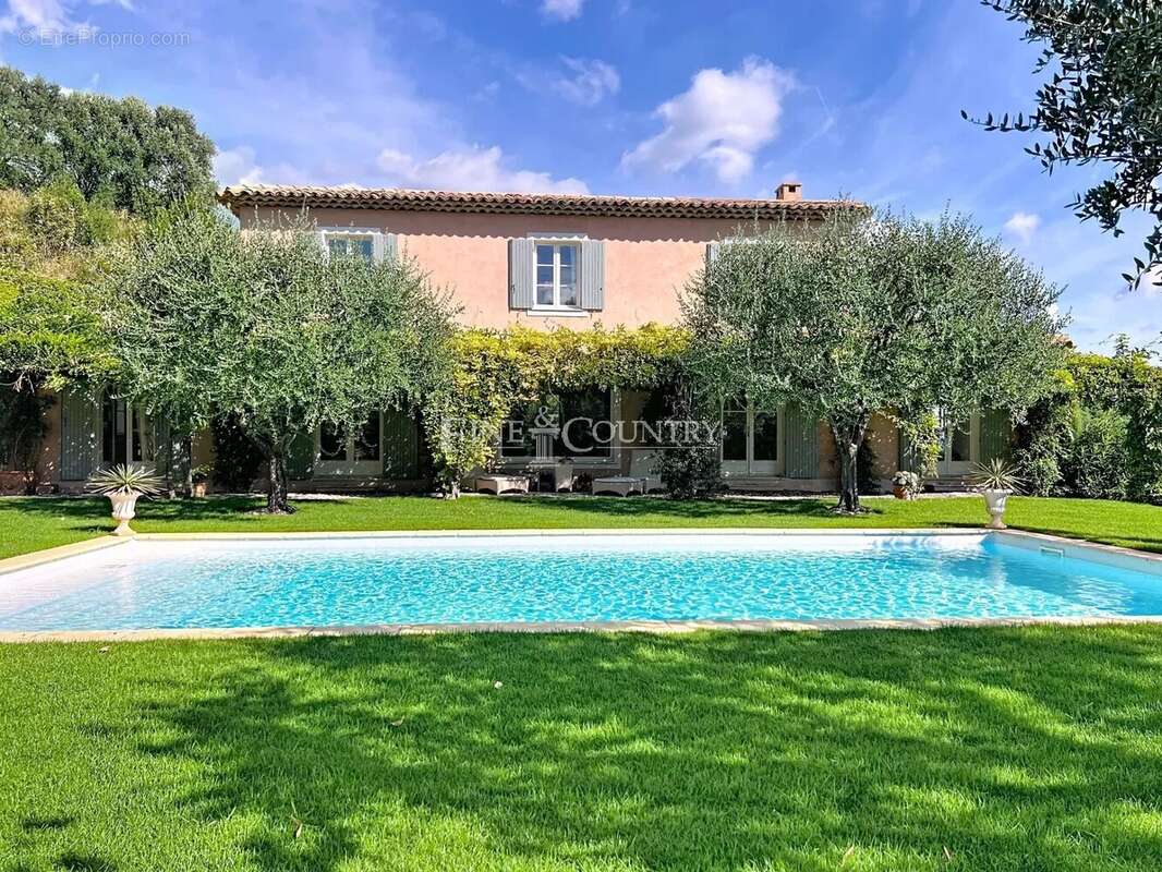 Maison à CHATEAUNEUF-GRASSE