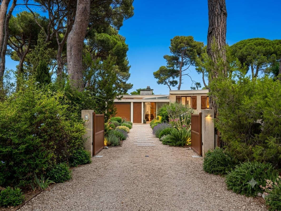 Roy d'Espagne  Maison Plain-Pied de 97 m2 sur 1 300 m2 de terrain   Exclusivité - photo 2