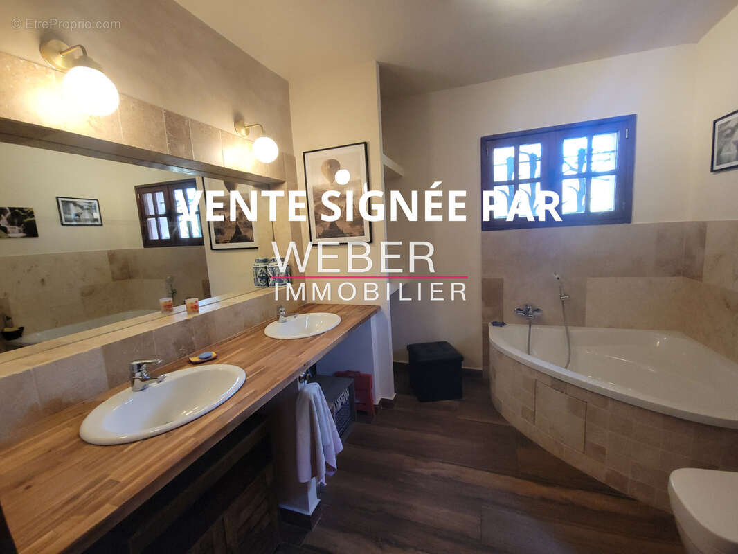 LE BEAUSSET - Maison de plain-pied 152 m2 piscine terrain 2500 m2 - photo 8