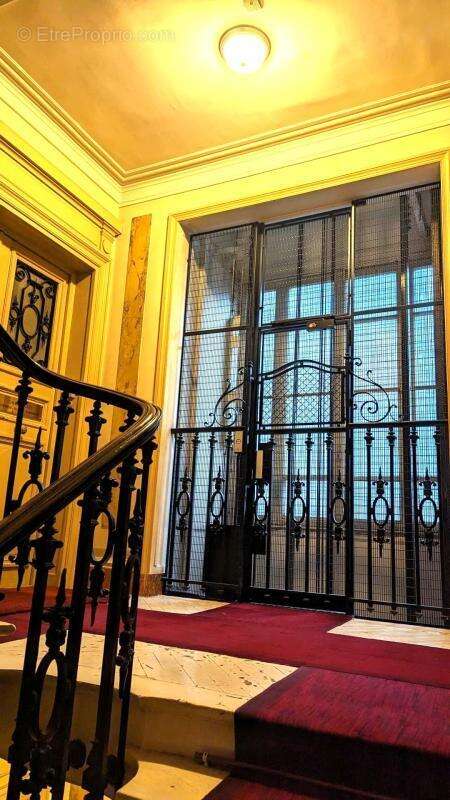 Commerce à PARIS-9E