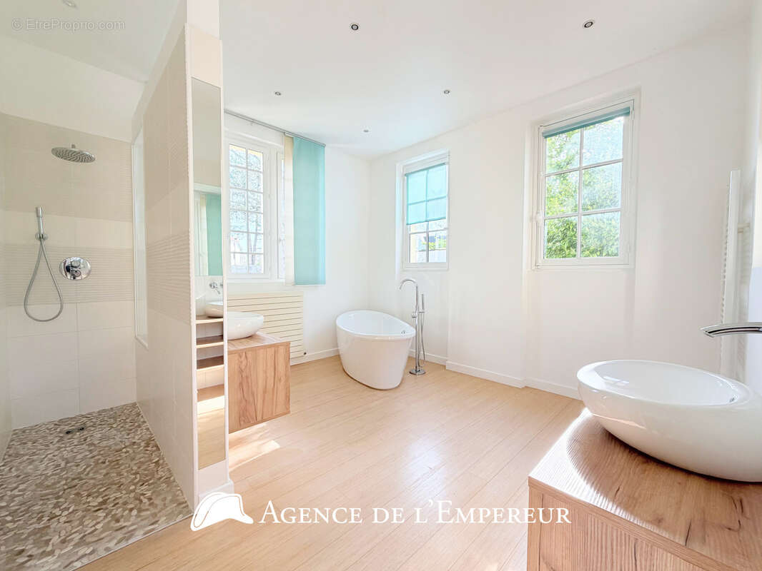 Demeure dans le Parc de la Malmaison, parcelle de 3 000 m2 - photo 10
