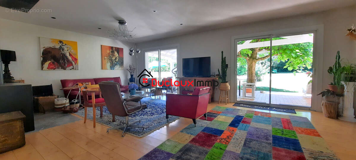 Grande maison individuelle de plain-pied avec piscine et vaste terrain arboré - photo 4