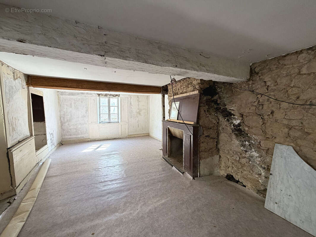 Ancienne échoppe de 1570, à rénover - photo 3