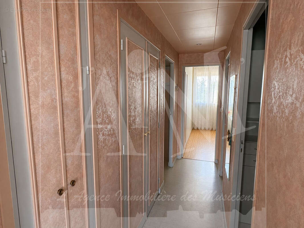 Appartement 3 pièces traversant avec balcon, parking et cave - photo 7