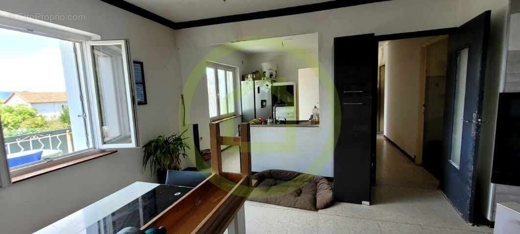 Maison à SAINT-HILAIRE-DE-BRETHMAS